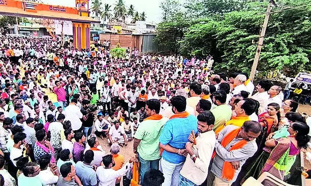 BJP candidate Jagadish Shettar on Saturday participated in the massive protest going on for three days in Munavalli of Savadatti taluk, Belagavi. Munavalli is the native of the accused in Neha Hiremath murder case.