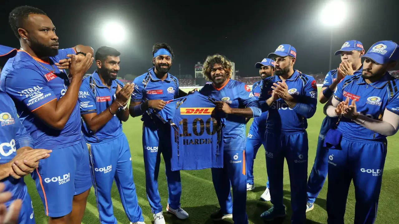 Hardik receives special jersey on milestone 100th game for Mumbai Indians