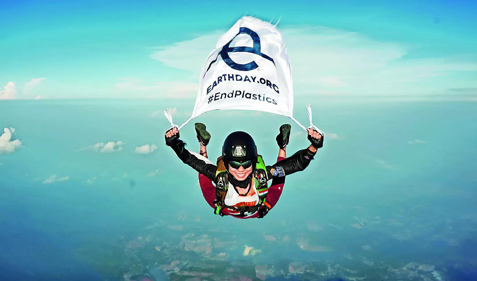 This skydiver sends ‘No Plastic’ message from 13,000 feet