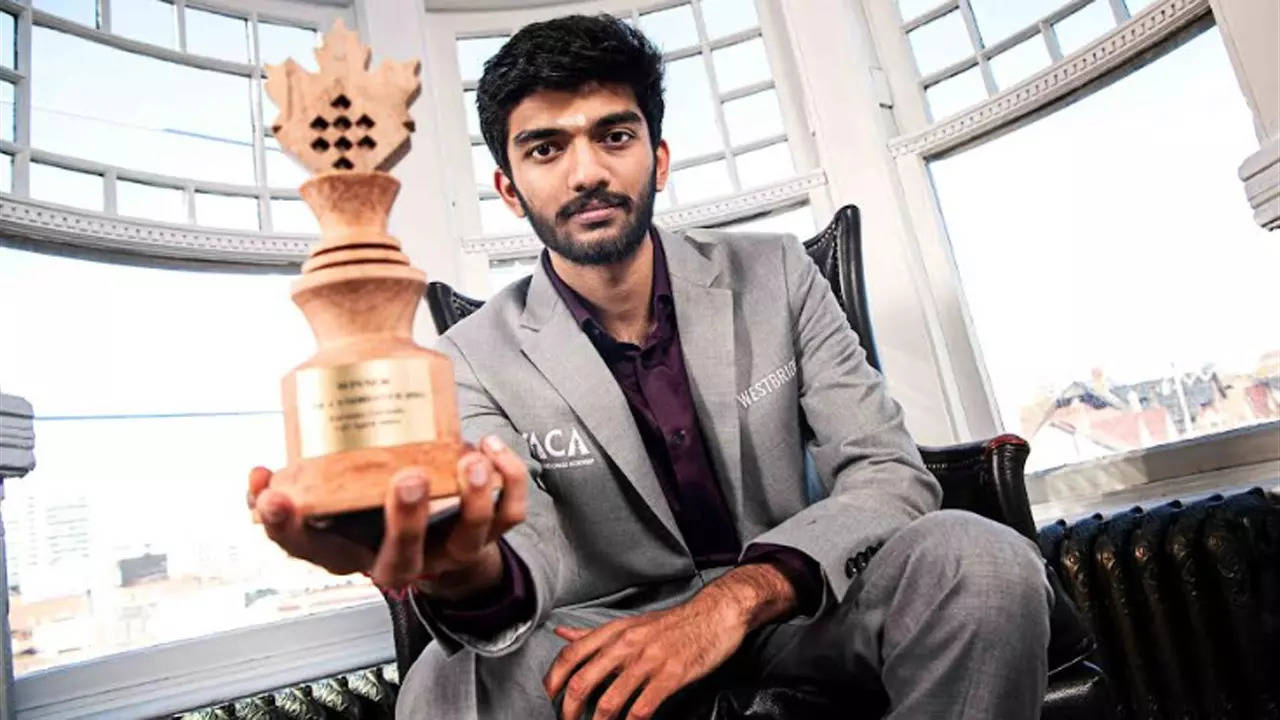 Gukesh with the trophy (FIDE Photo)