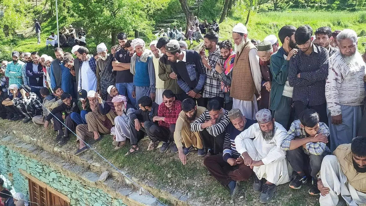 Residents gather during the last rites of Mohammad Razaq (Photo: ANI)