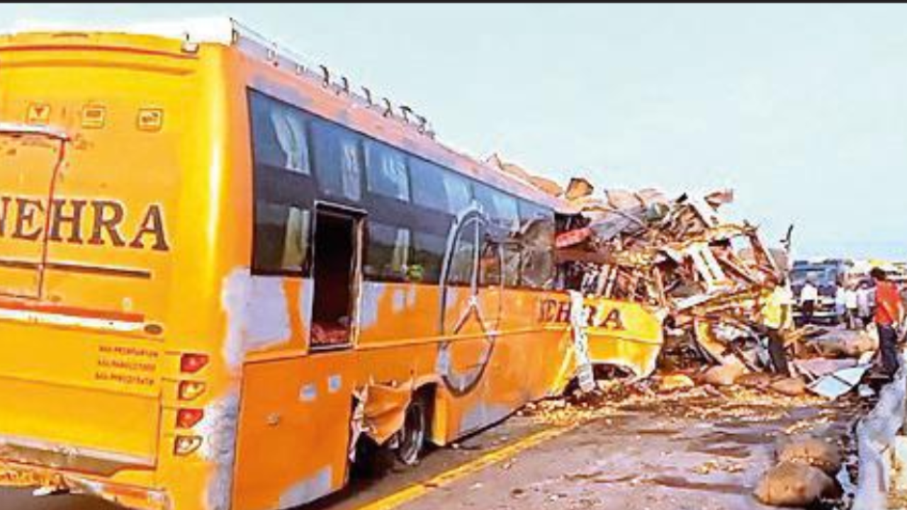 4 killed, 36 hurt in bus-truck crash on Agra e-way