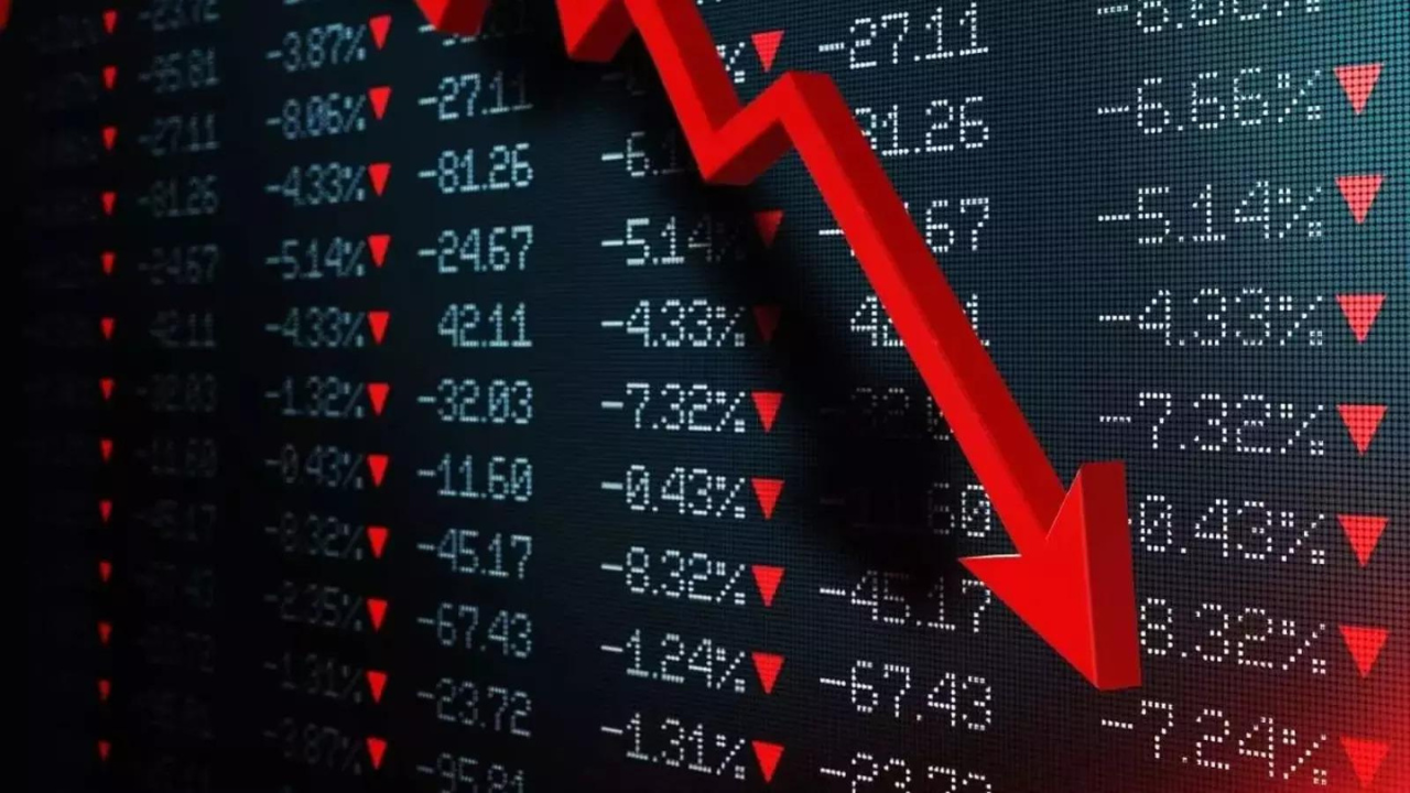 ‘Impending market plunge: Top strategist forecasts 44% S&P 500 crash’