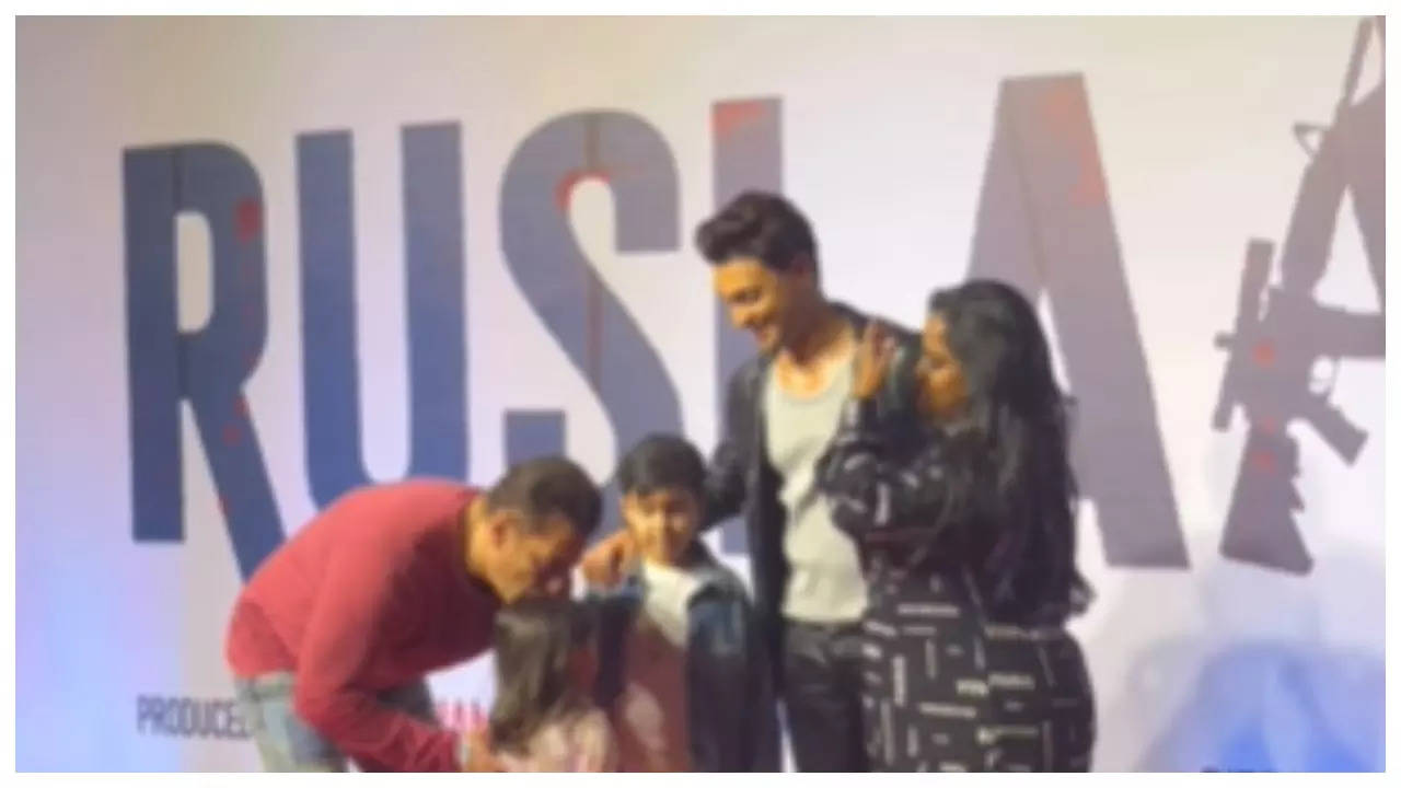 Salman Khan kisses his cuties Ahil and Ayat