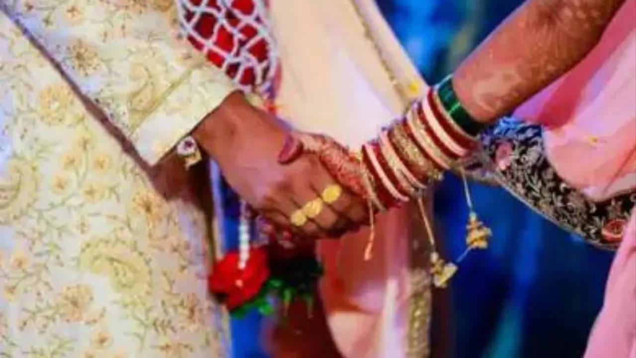 Groom collapses, dies suddenly during wedding rituals in UP image