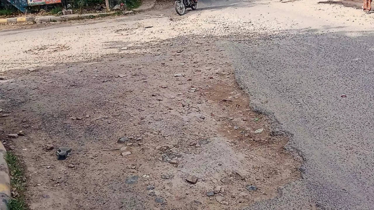 MCG orders repairs but road riddled with craters, serves notice to agency