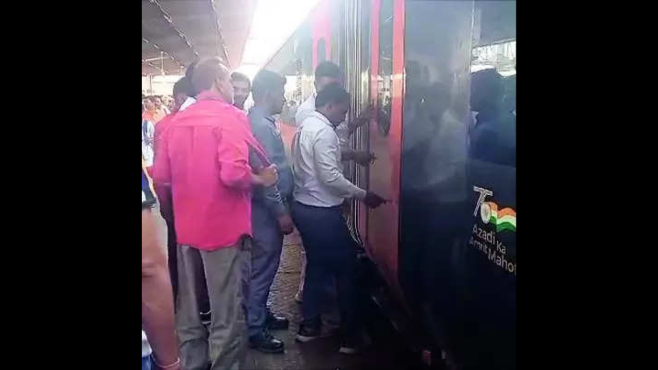 Vande Bharat doors fail to open at Surat station