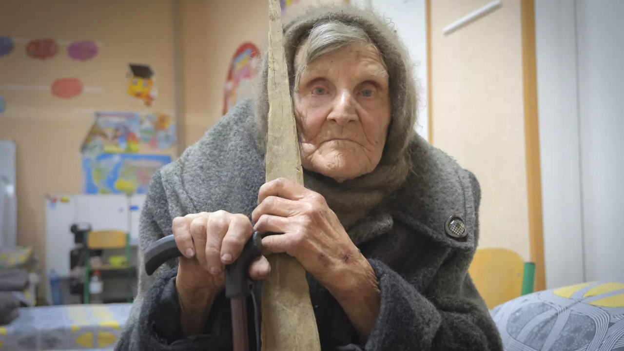 98-year-old Ukraine woman walks 10km under shelling to escape Russians