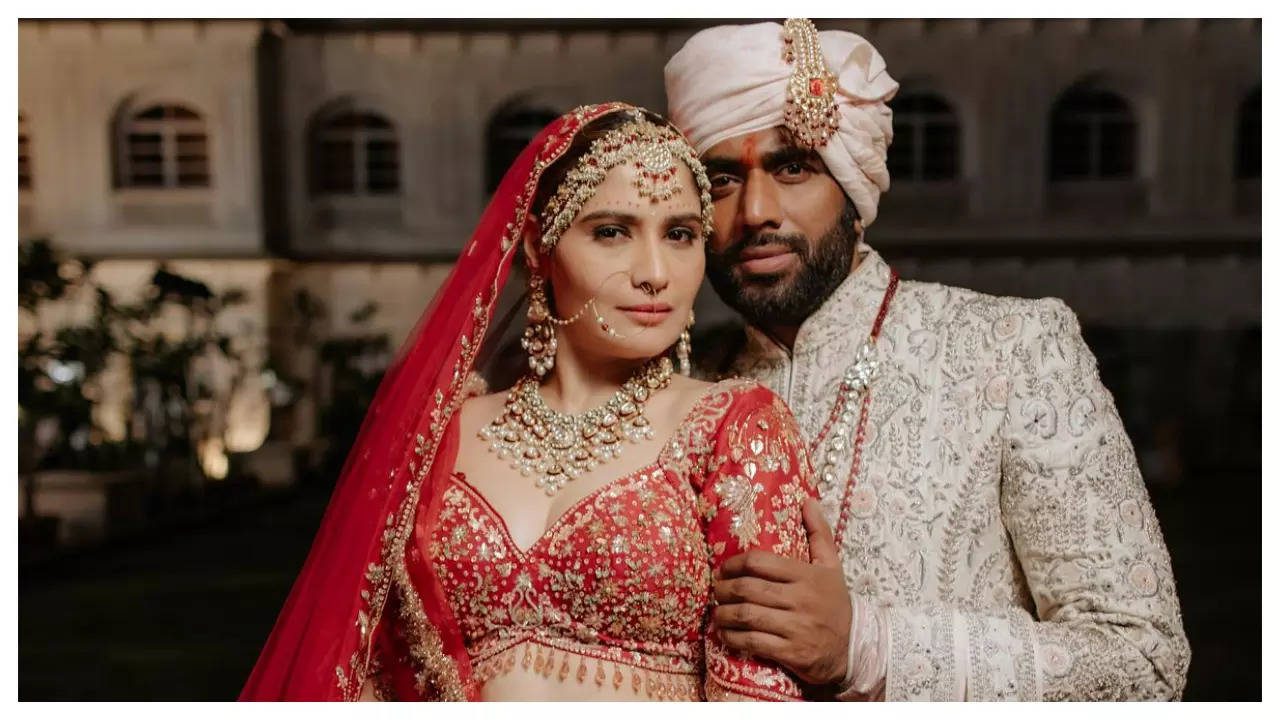 Newlywed Arti Singh shares a romantic picture with hubby Dipak Chauhan; the couple look lost in love