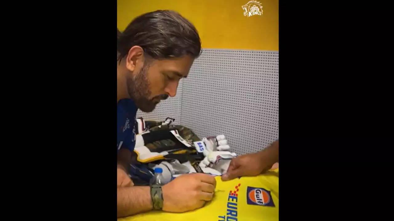 Watch: Dhoni signs jersey, writes message for 103-year-old CSK fan