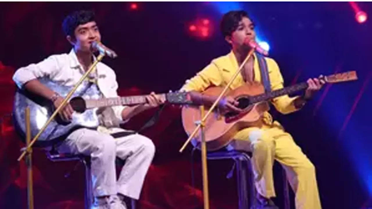'Superstar Singer 2' winner Mohd Faiz gifts lucky strap to contestant; duo sing 'Tu Milta Hai Mujhe'