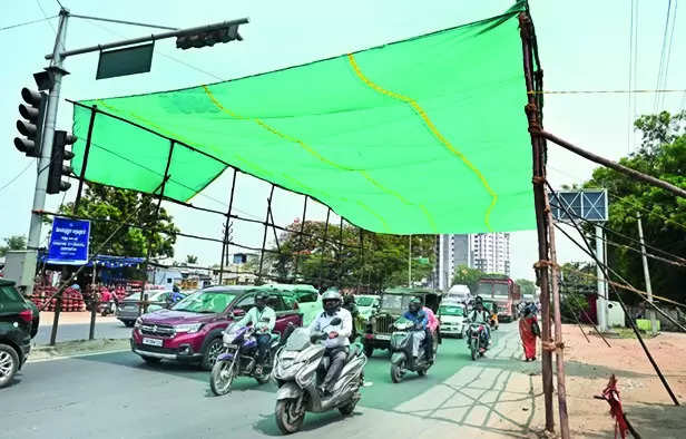 Corporation sets up ‘green’ shelters at 2 traffic signals
