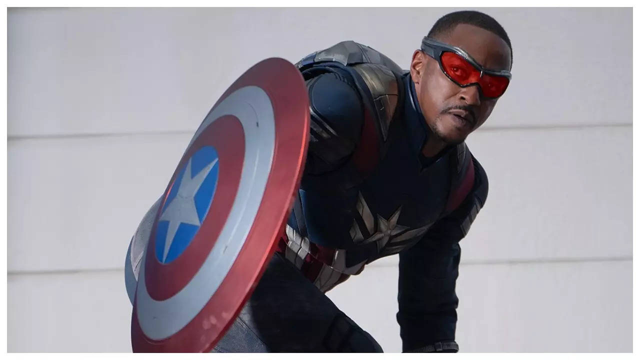 Anthony Mackie debuts NEW Captain America suit for 'Brave New World'; fans think it looks like Chris Evans' old suit |