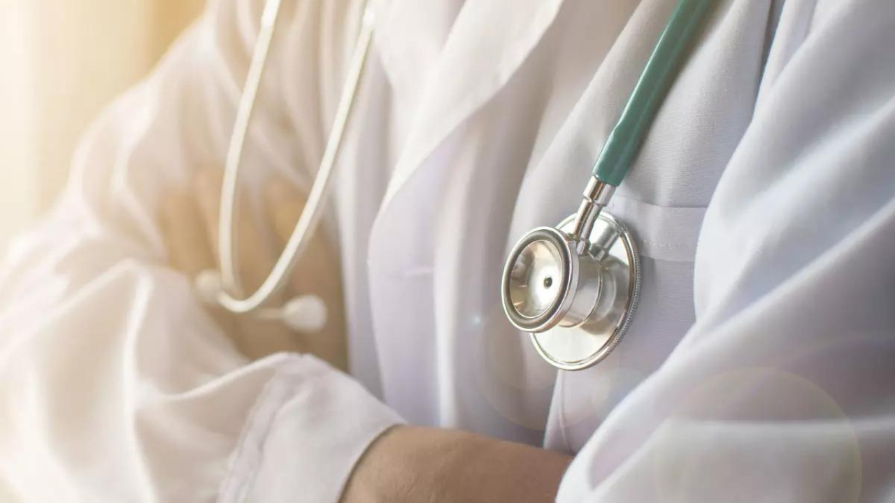 Is stethoscope losing its pulse or docs their ear for the beat?