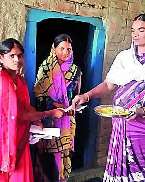 Haidernagar sakhi mandals offer rice to women for votes