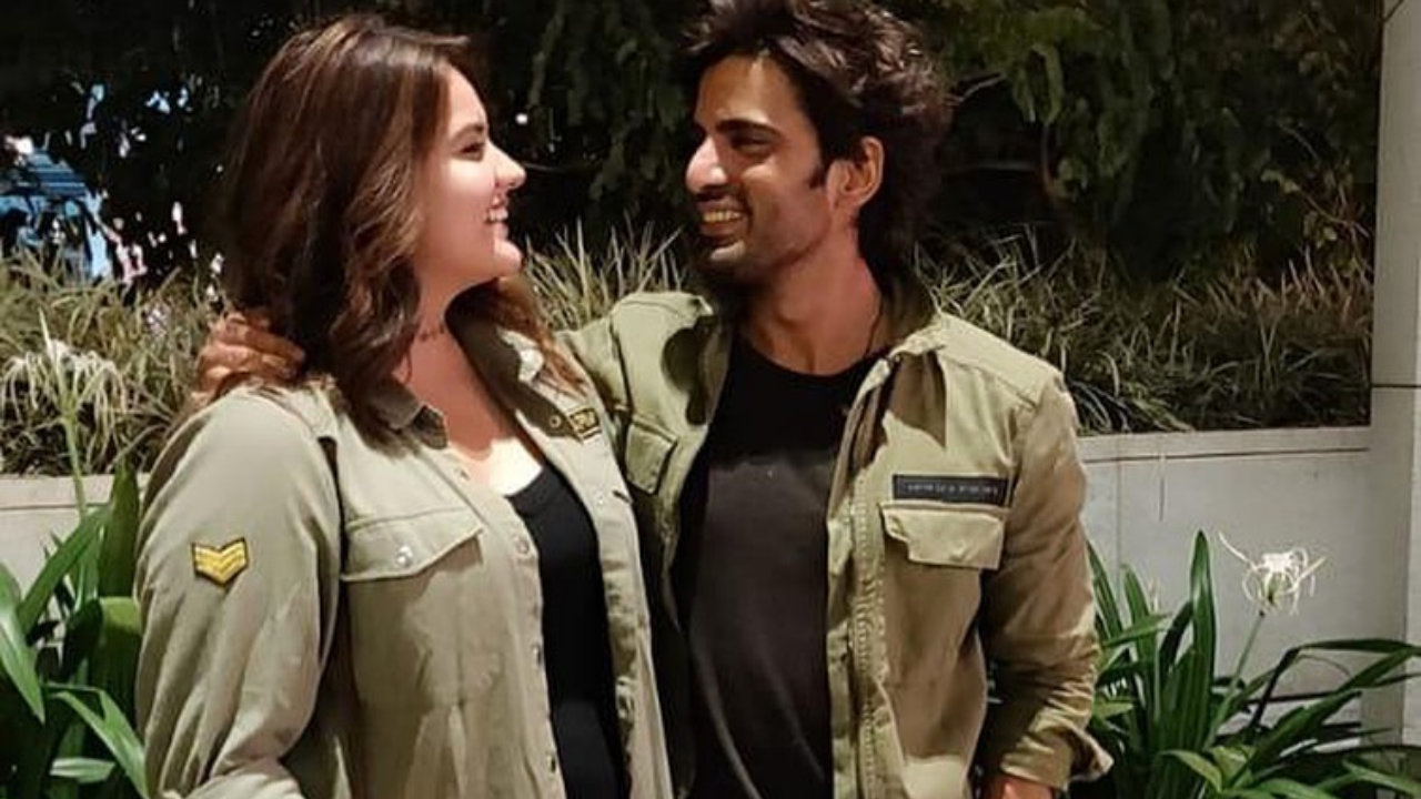 Anjali Anand reacts to fans question whether she was attracted to Mohit Malik during Kulfi Kumar Bajewala, writes 'It's a proven fact ki bada hot hai but mere liye he's family'