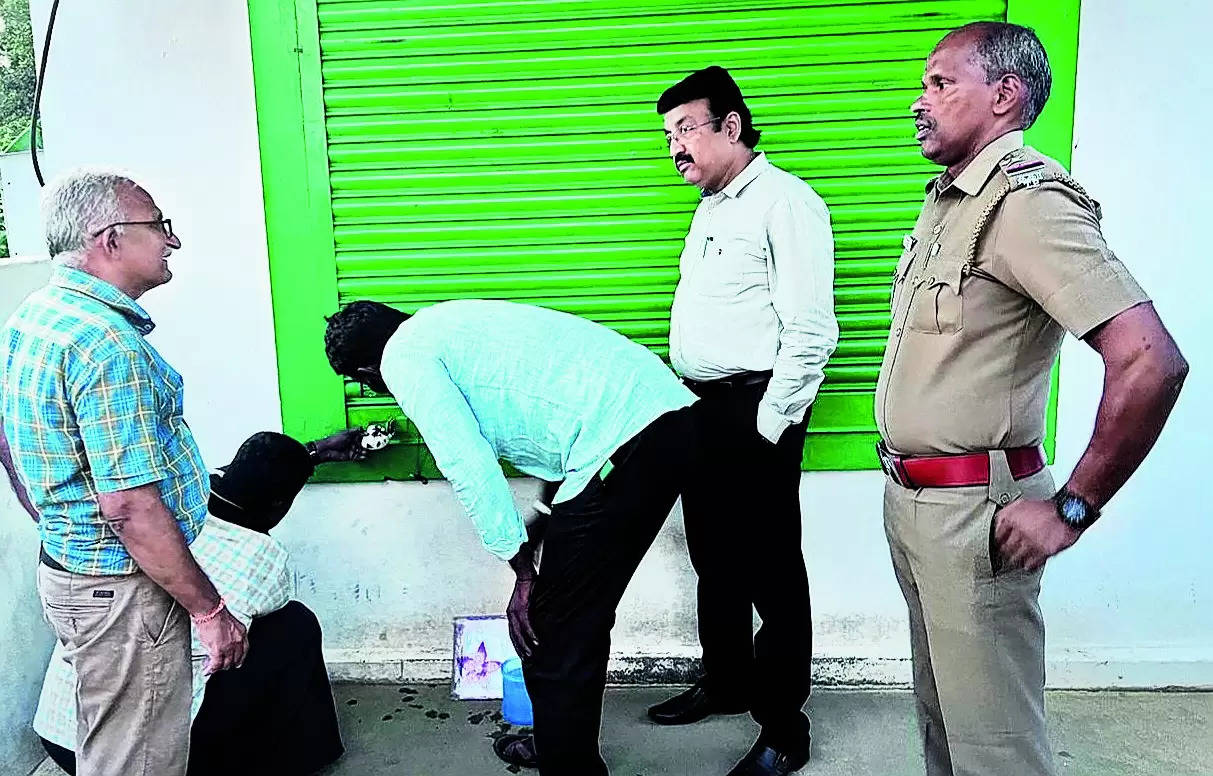 Officials seal 683 shops in district for selling banned tobacco items