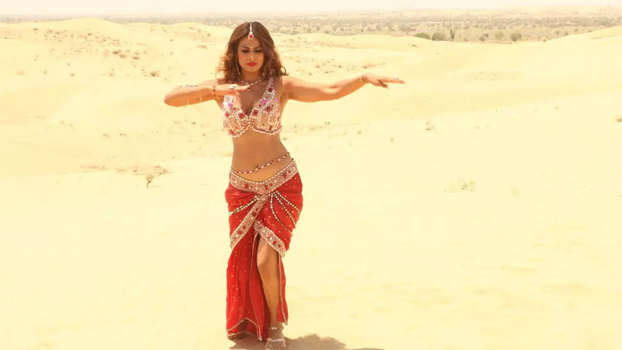 ‘Suhagan Chudail’ star Nia Sharma shoots amidst the scorching 50°C heat for the opening scene in Rajasthan