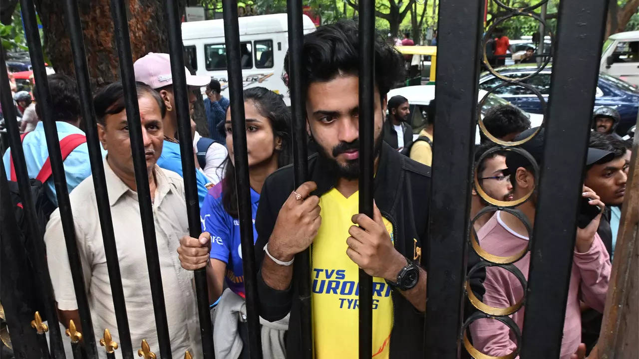 Watch: CSK receive a rousing welcome at M Chinnaswamy