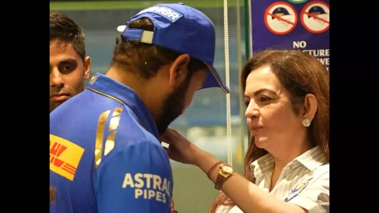 Watch: Rohit awarded with special medal after MI's final IPL game