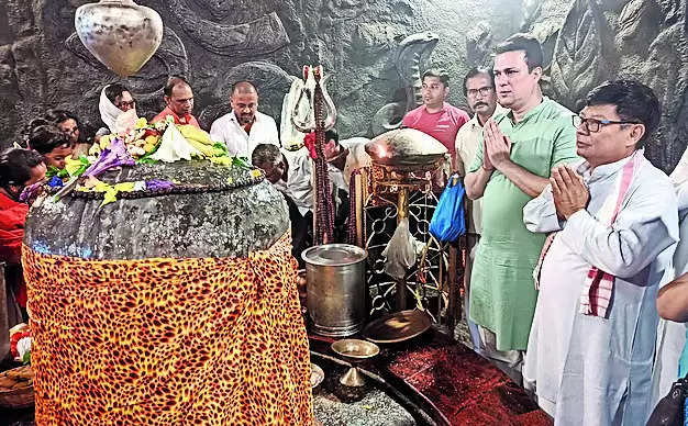 Cong stalwarts pin hope on Almighty, visit temples ahead of LS polls counting day