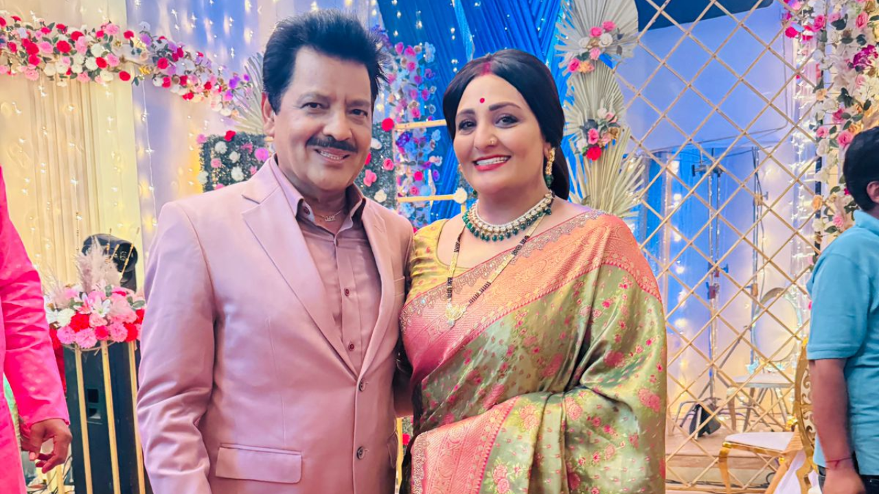 Urvashi Upadhyay expresses gratitude to Udit Narayan singing a special song for her birthday on the sets of Mangal Lakshmi