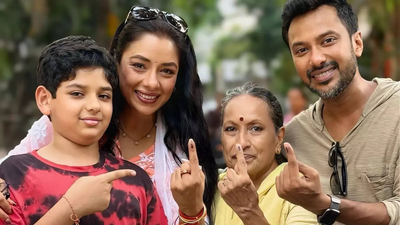 Rupali Ganguly goes to vote with mother and brother; 'family that votes together stays together'