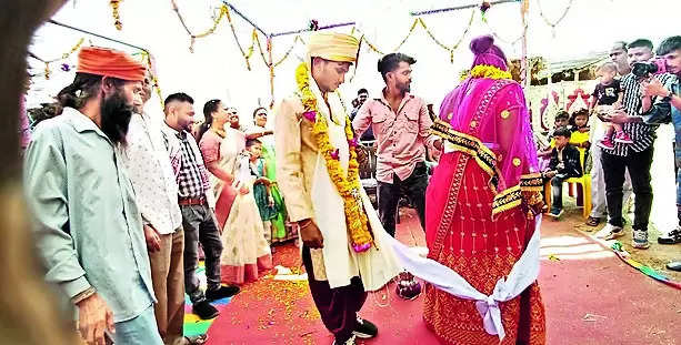 To save tribals from debt trap, leaders promote mass weddings