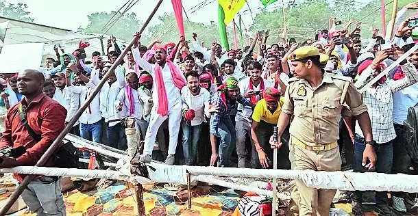 Party workers break barricades, reach near Akhilesh's car in Sant Kabir Nagar