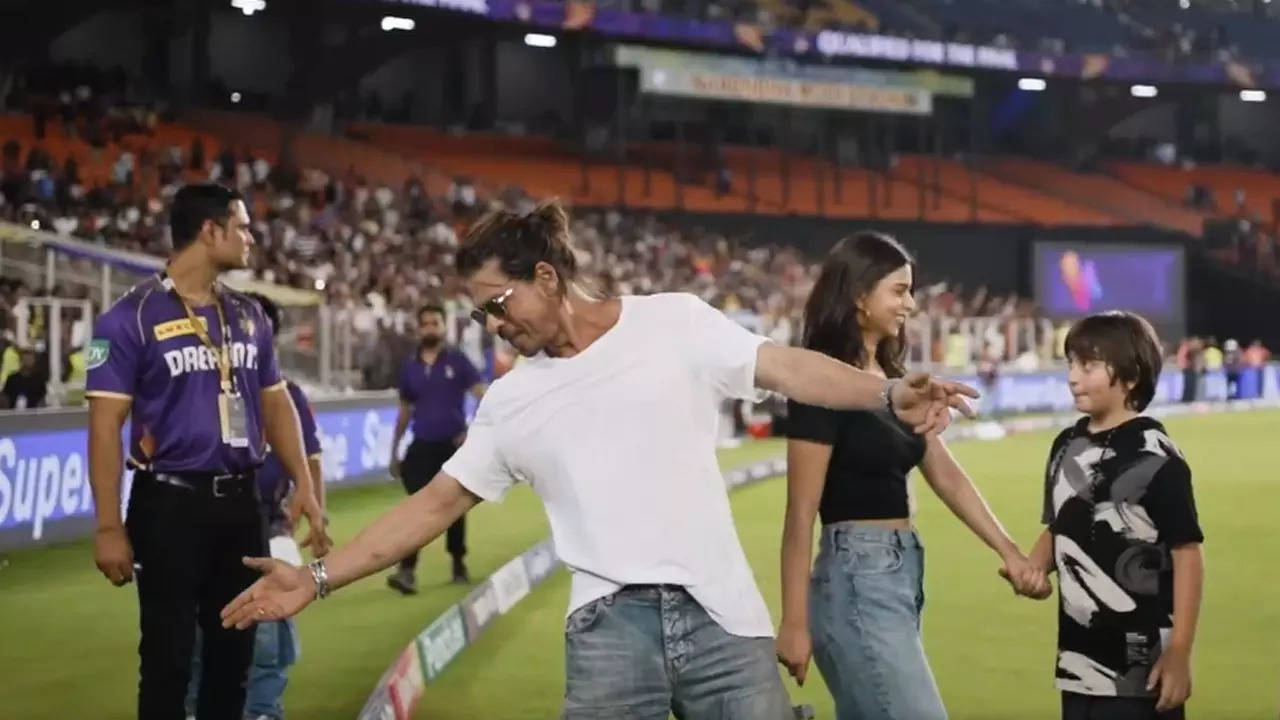 Watch: After KKR's win, Suhana & AbRam's reaction to dad SRK's pose