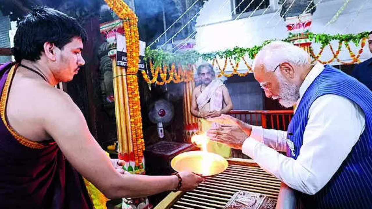 PM offers prayers at Sankat Mochan