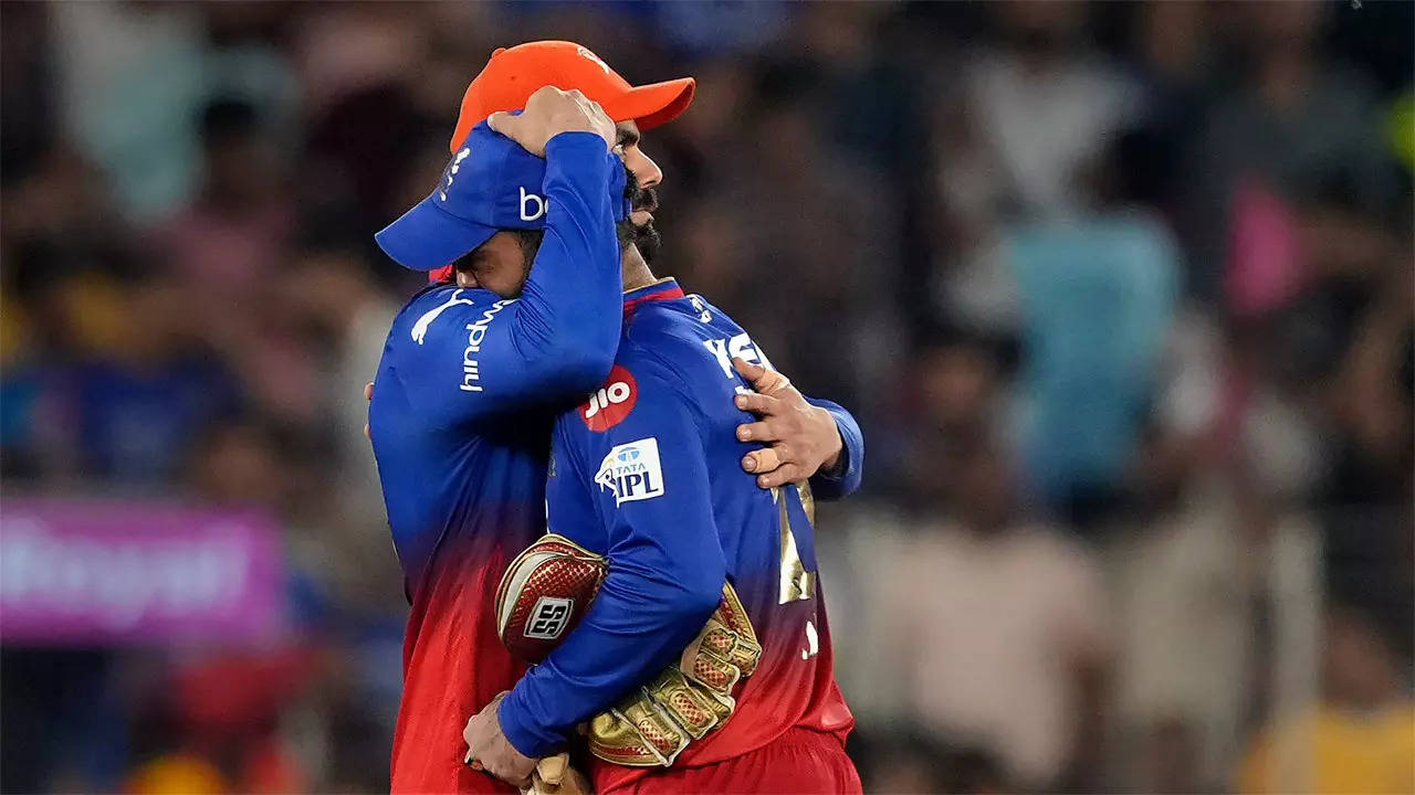 Amid disappointment of loss, Kohli's emotional hug to teary-eyed Karthik. Watch