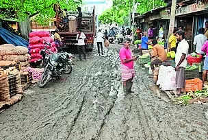 MGR market turns slushy in intermittent rainfall