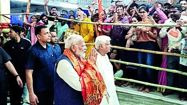Modi offers prayers at Sankat Mochan temple