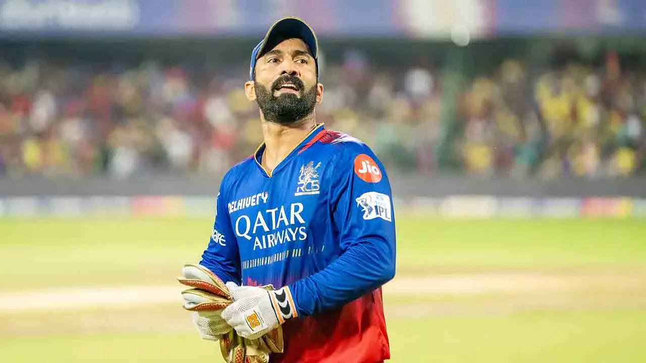 Watch: Guard of honour for Dinesh Karthik after RCB bow out in Eliminator