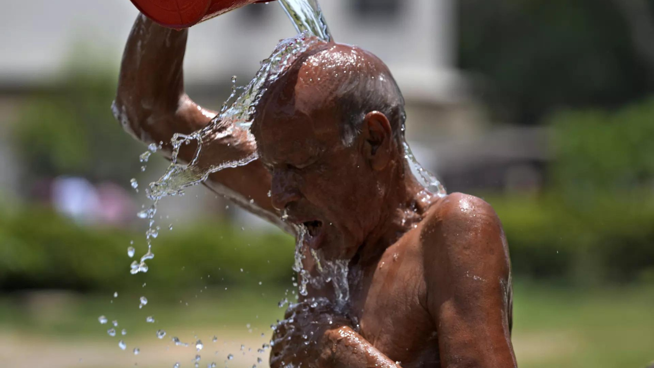 Hundreds of heatstroke cases reported in Pakistan amid intense heatwave