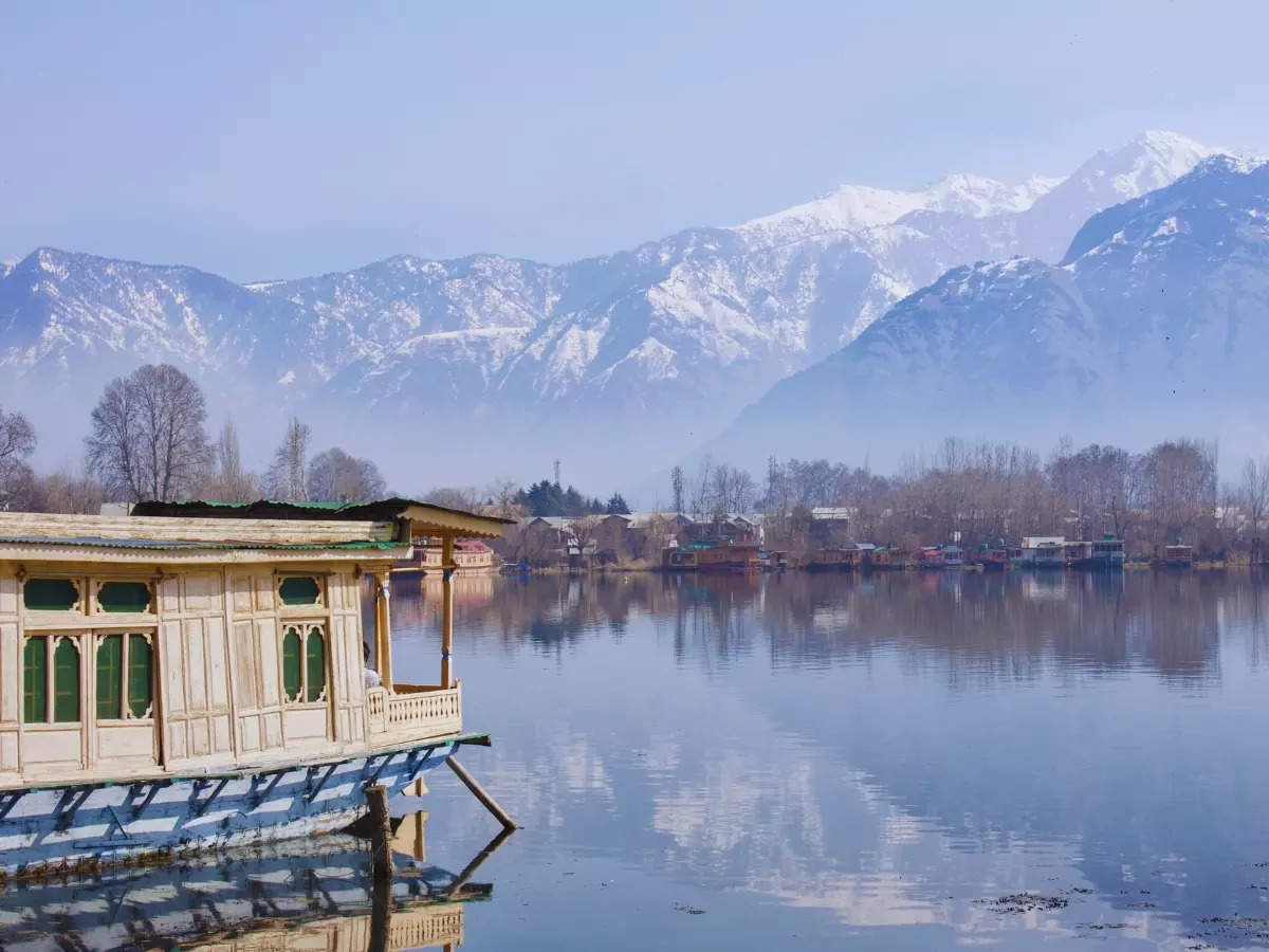 Increased tourist footfall in Srinagar; may have to book a month in advance for houseboat rides!