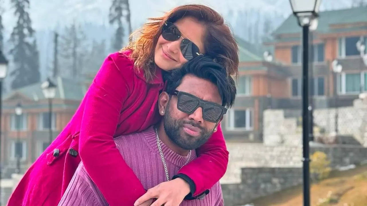 Bigg Boss 13's Arti Singh and husband Dipak Chauhan share romantic moments, mark one month of marriage with heartfelt pics