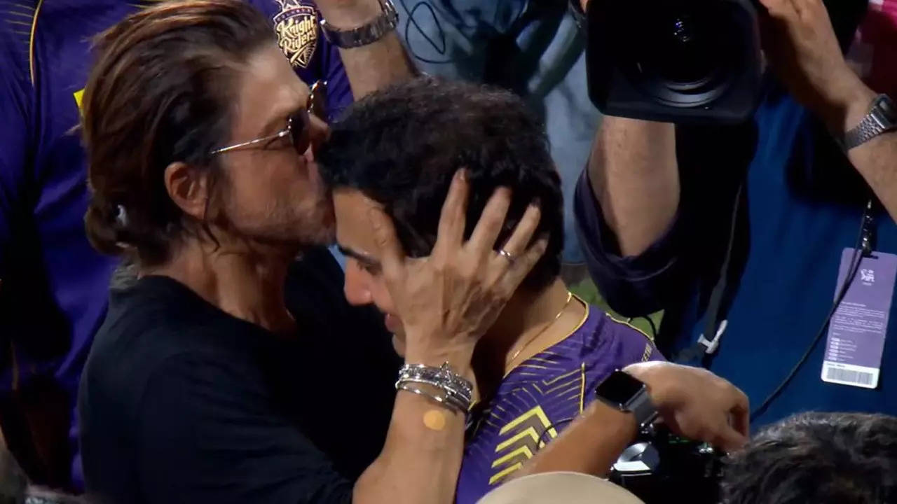 SRK kisses Gambhir in elation of KKR's victory - Watch