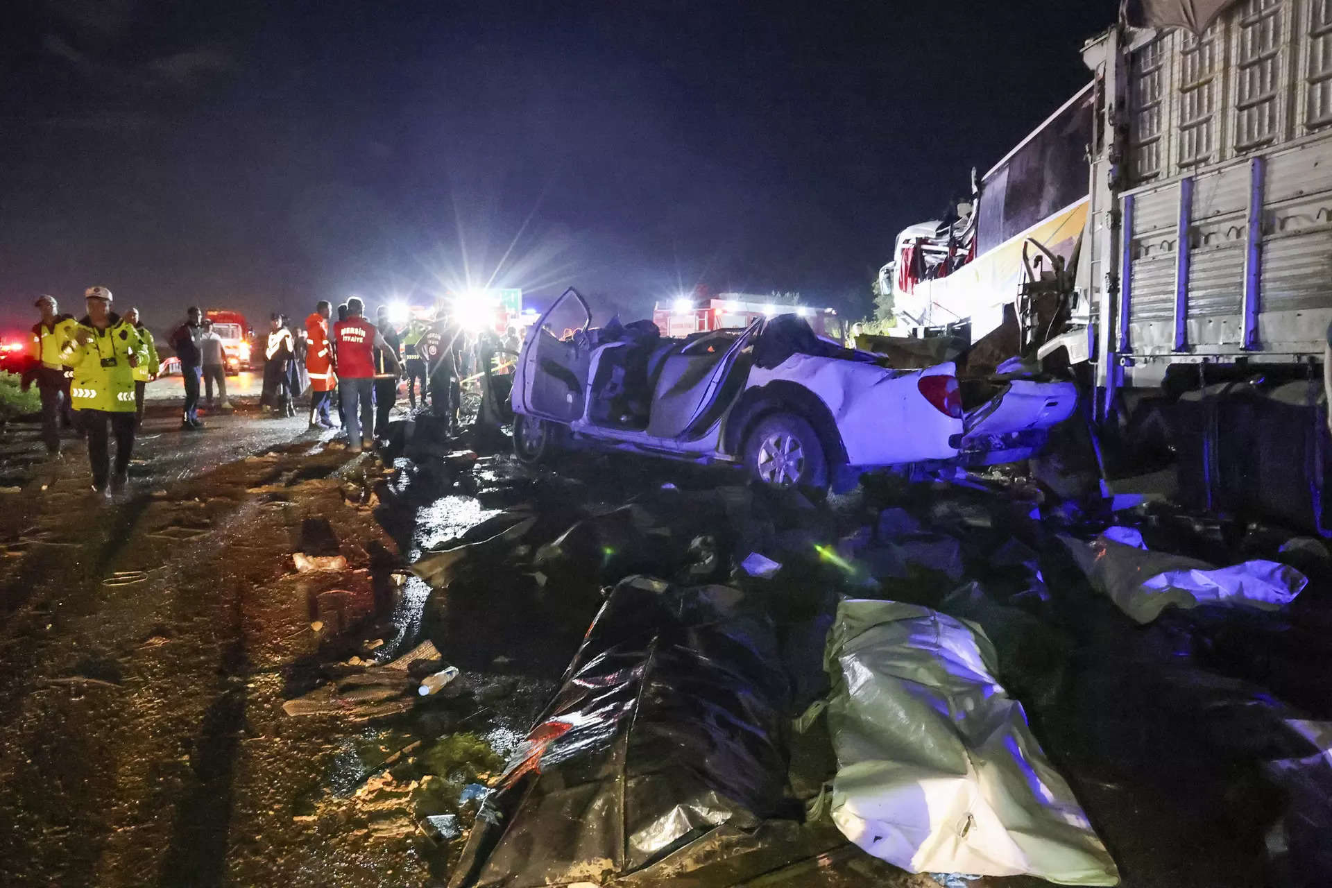 Bus crashes into vehicles in southern Turkey, leaves 10 dead and 39 injured