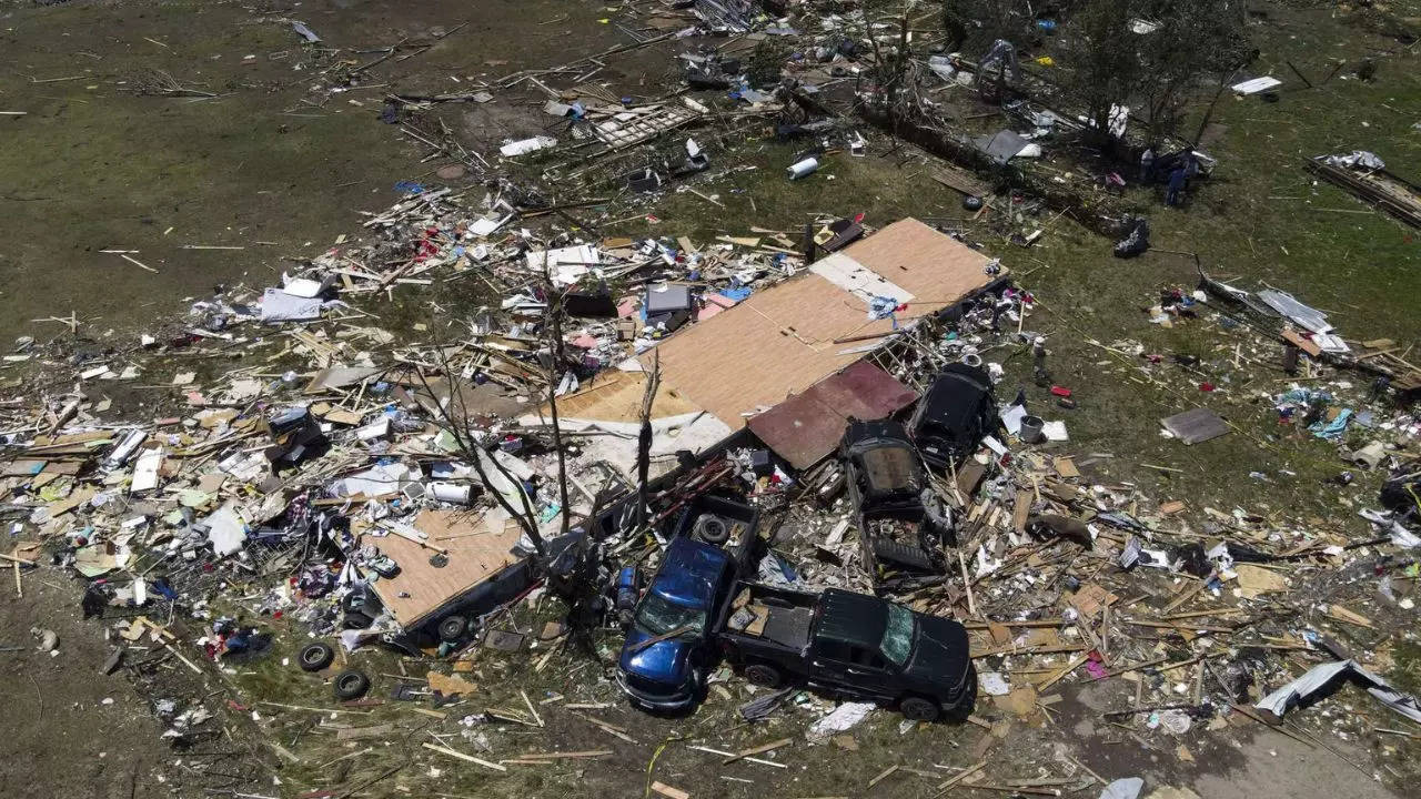 Death toll rises to 21 as tornadoes, storms buffet US