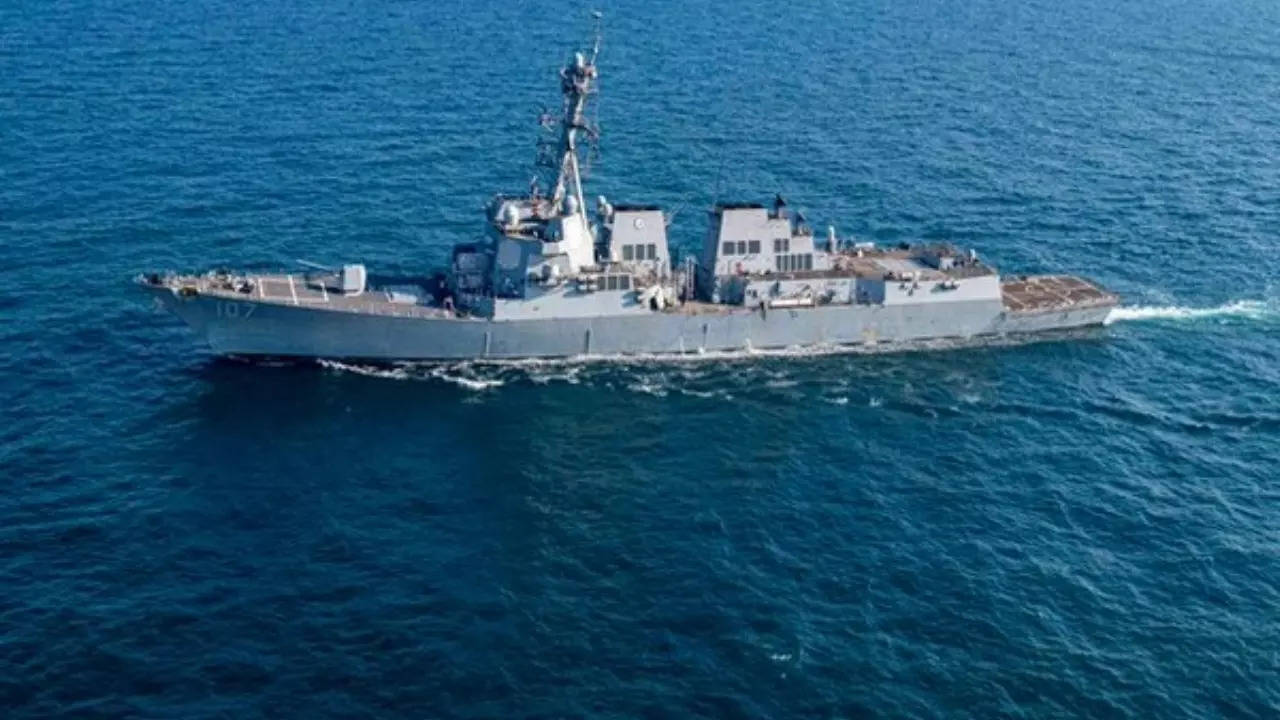 Houthis 'attack' 2 US destroyers, 3 ships