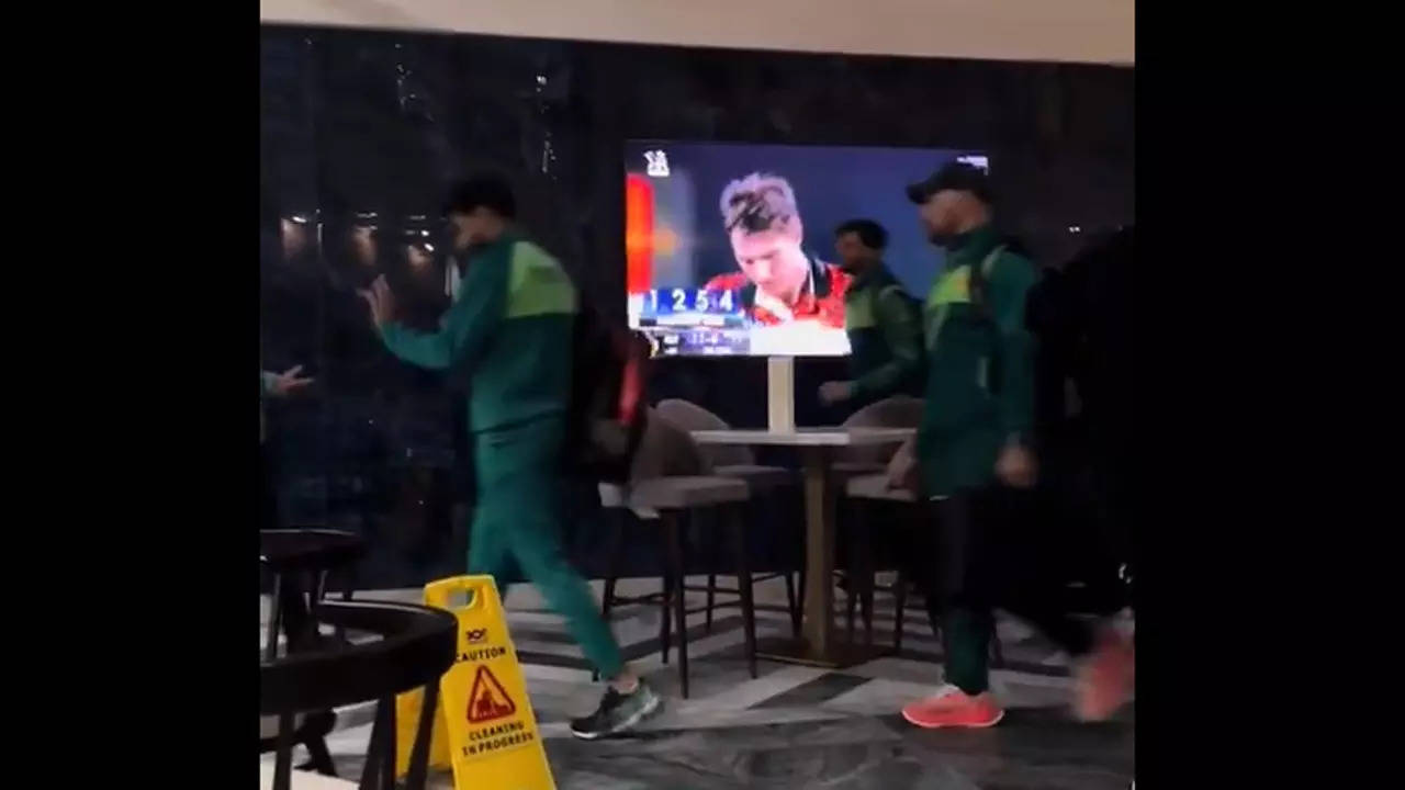 Pakistan players walk past IPL final on TV, Indo-Pak fans spar online