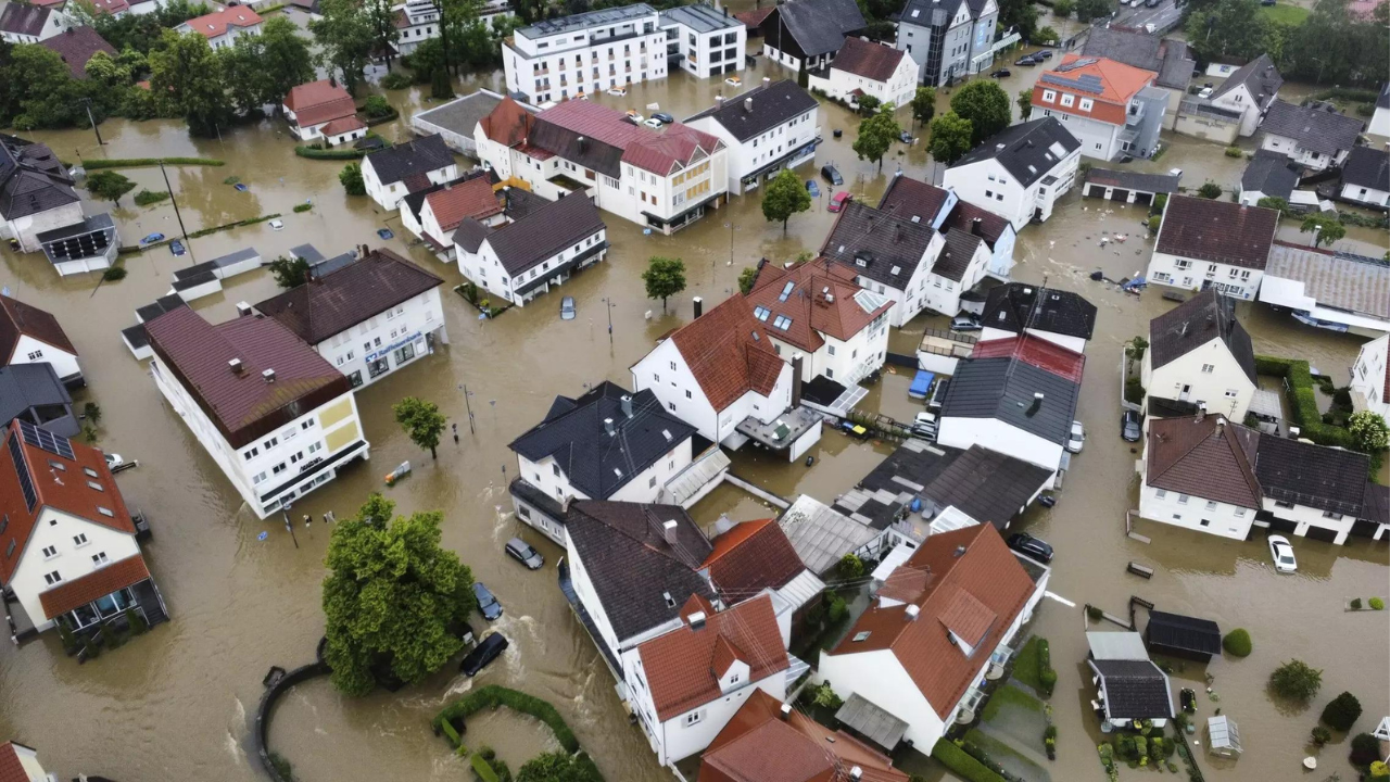 Rescue worker dies in southern Germany floods