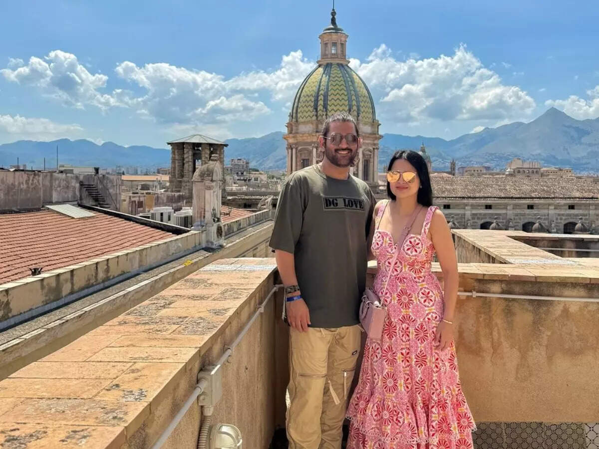 Sakshi-Dhoni paint romantic picture in Italy