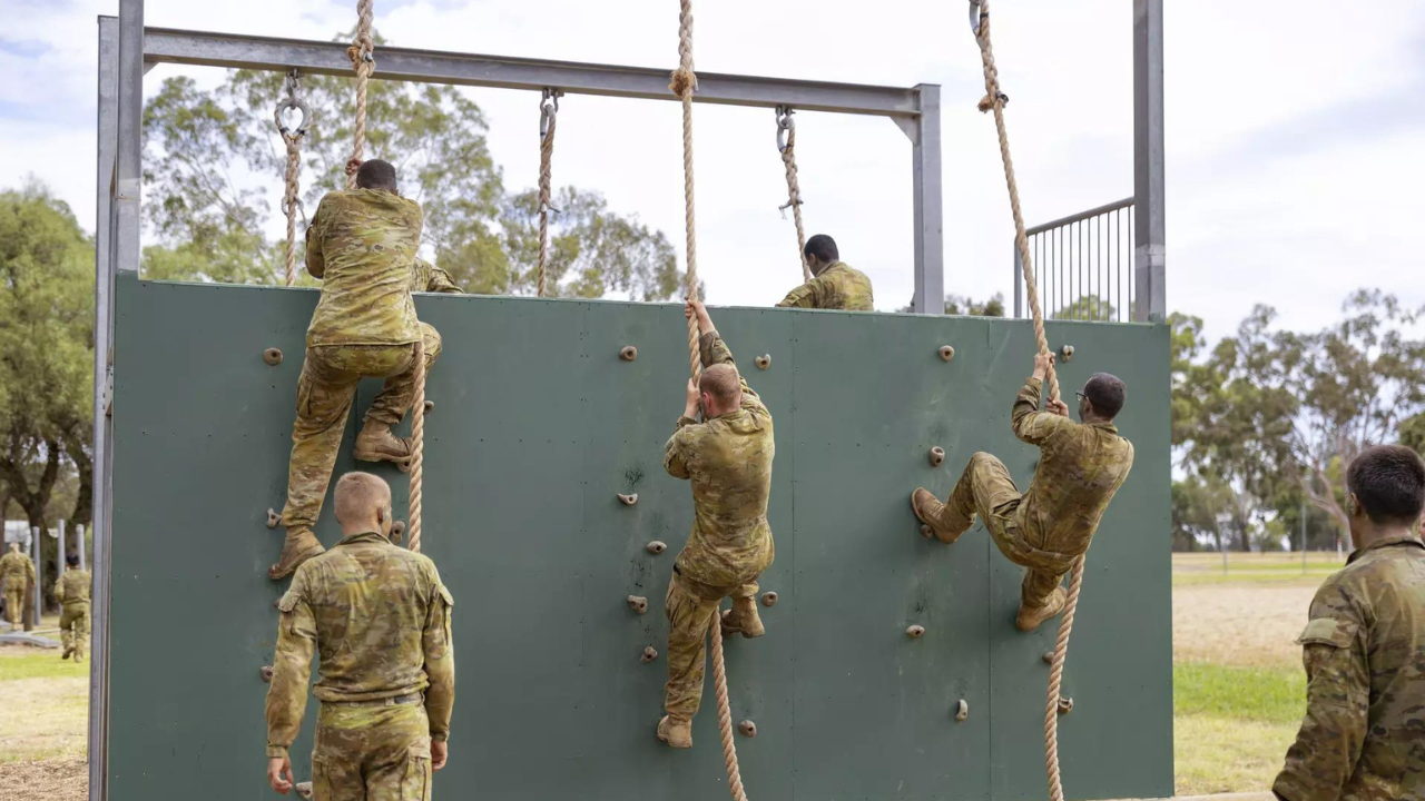Aus military to recruit non-citizens in a bid to boost troop numbers