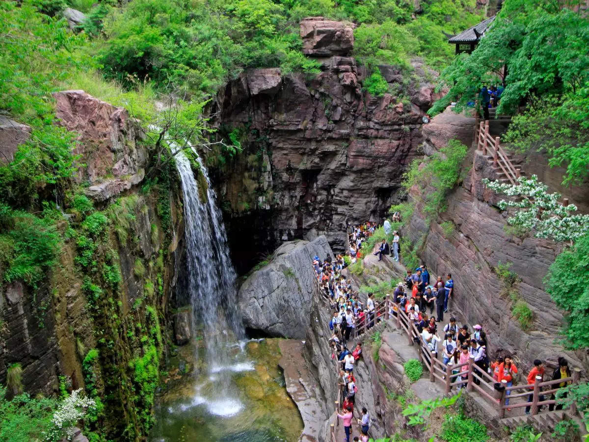 Tourist trap! Viral video reveals China's famous waterfall fed by pipes