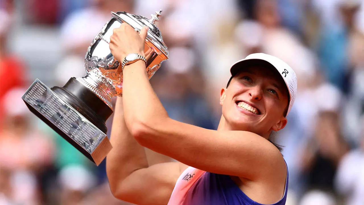 World no.1 Swiatek clinches third consecutive French Open title