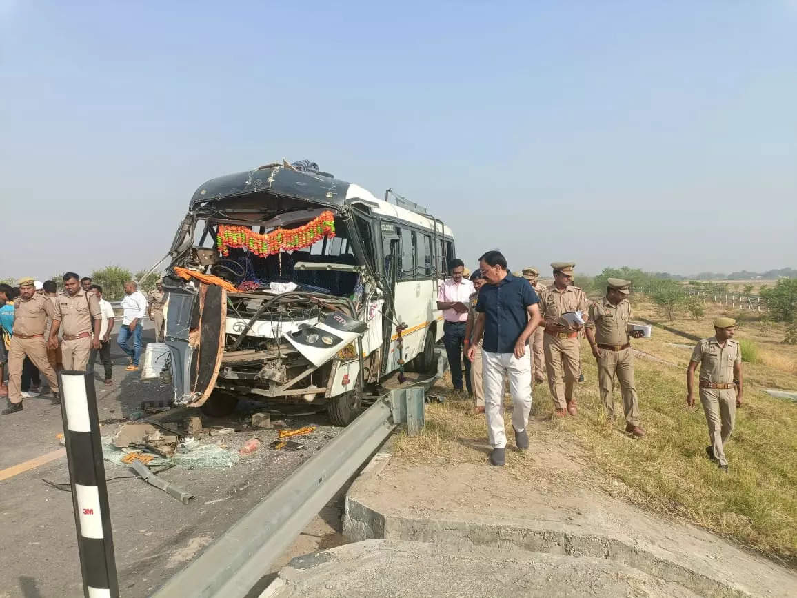 Four killed, 28 injured as bus of pilgrims collides with truck in Uttar Pradesh