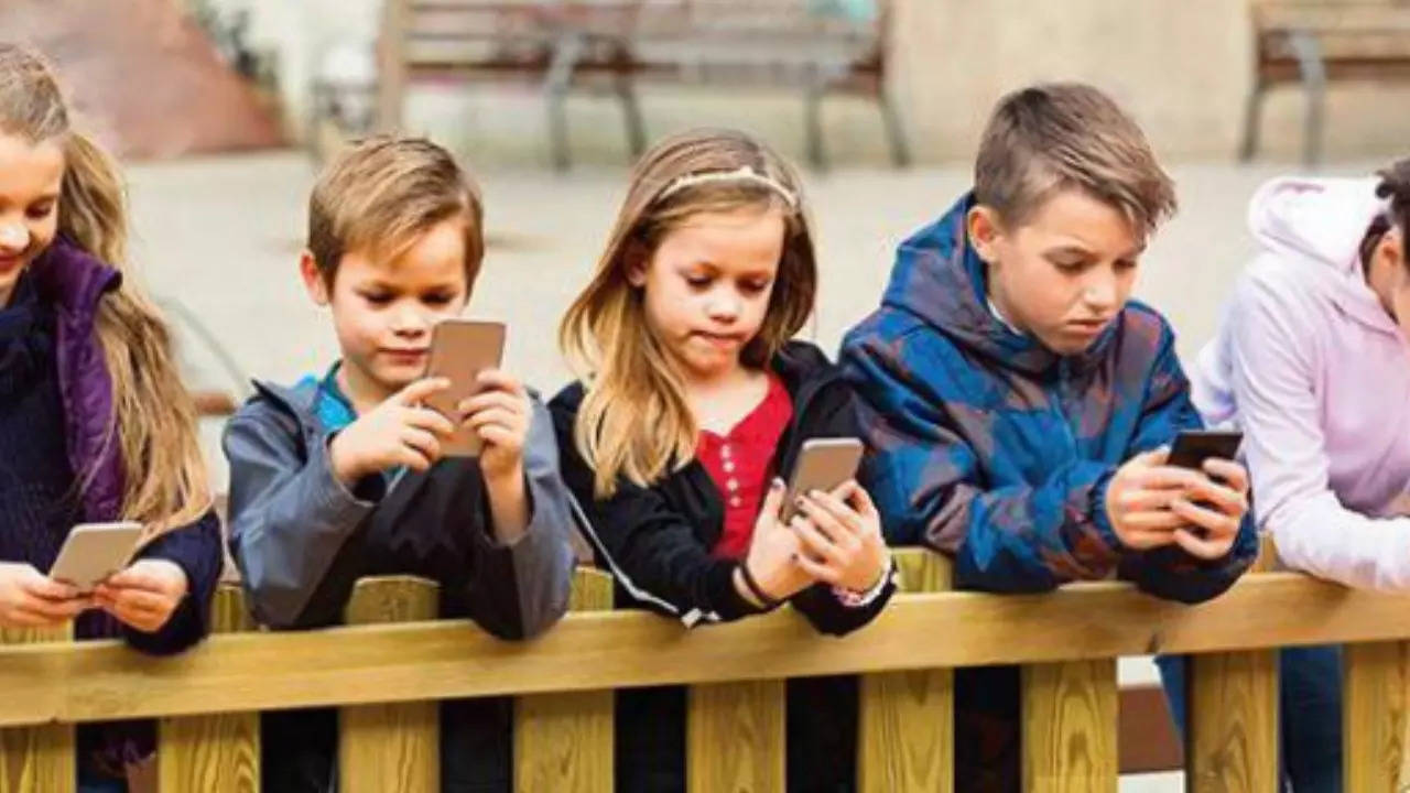 Signing up together: Parents in US are pledging to keep kids phone-free